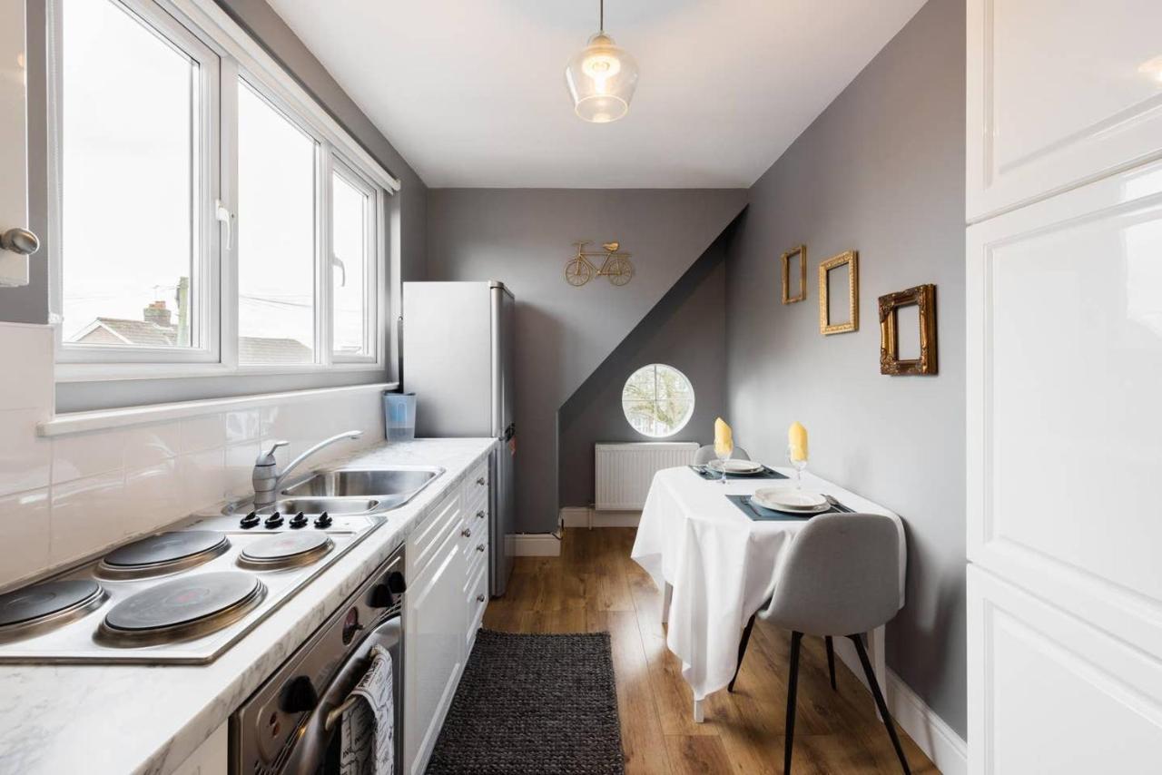The Bluebird - One Bedroom Apartment In Watford 왓퍼드 외부 사진