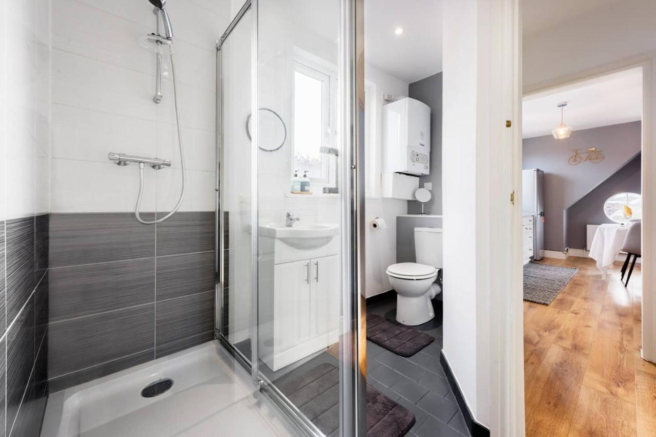 The Bluebird - One Bedroom Apartment In Watford 왓퍼드 외부 사진