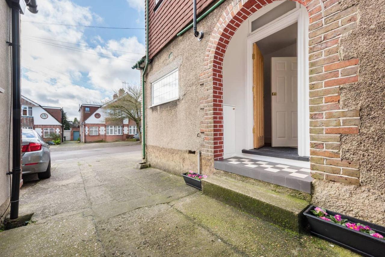 The Bluebird - One Bedroom Apartment In Watford 왓퍼드 외부 사진